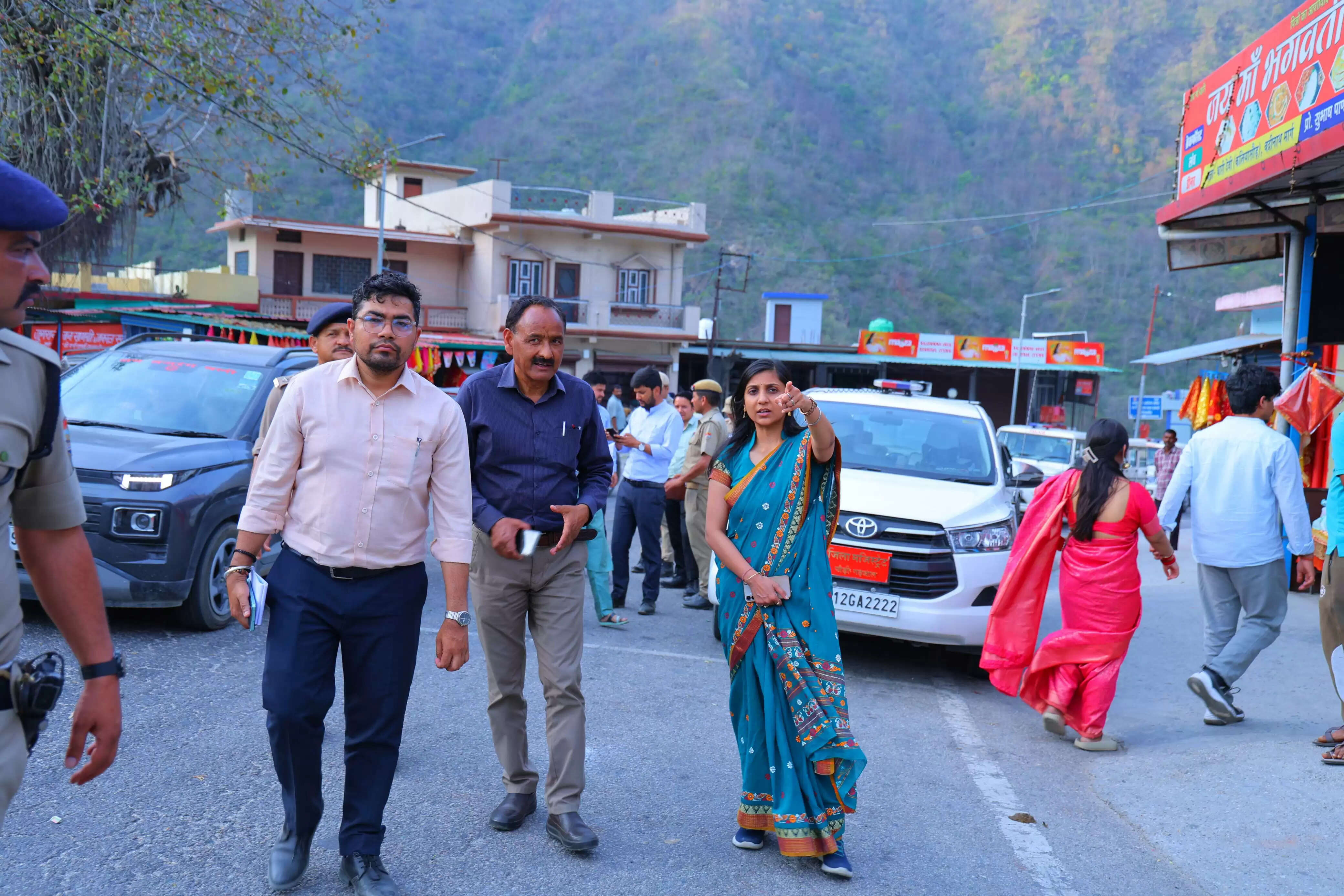 चारधाम यात्रा: व्यवस्थाओं की डीएम ने की समीक्षा, मार्गों का किया स्थलीय निरीक्षण