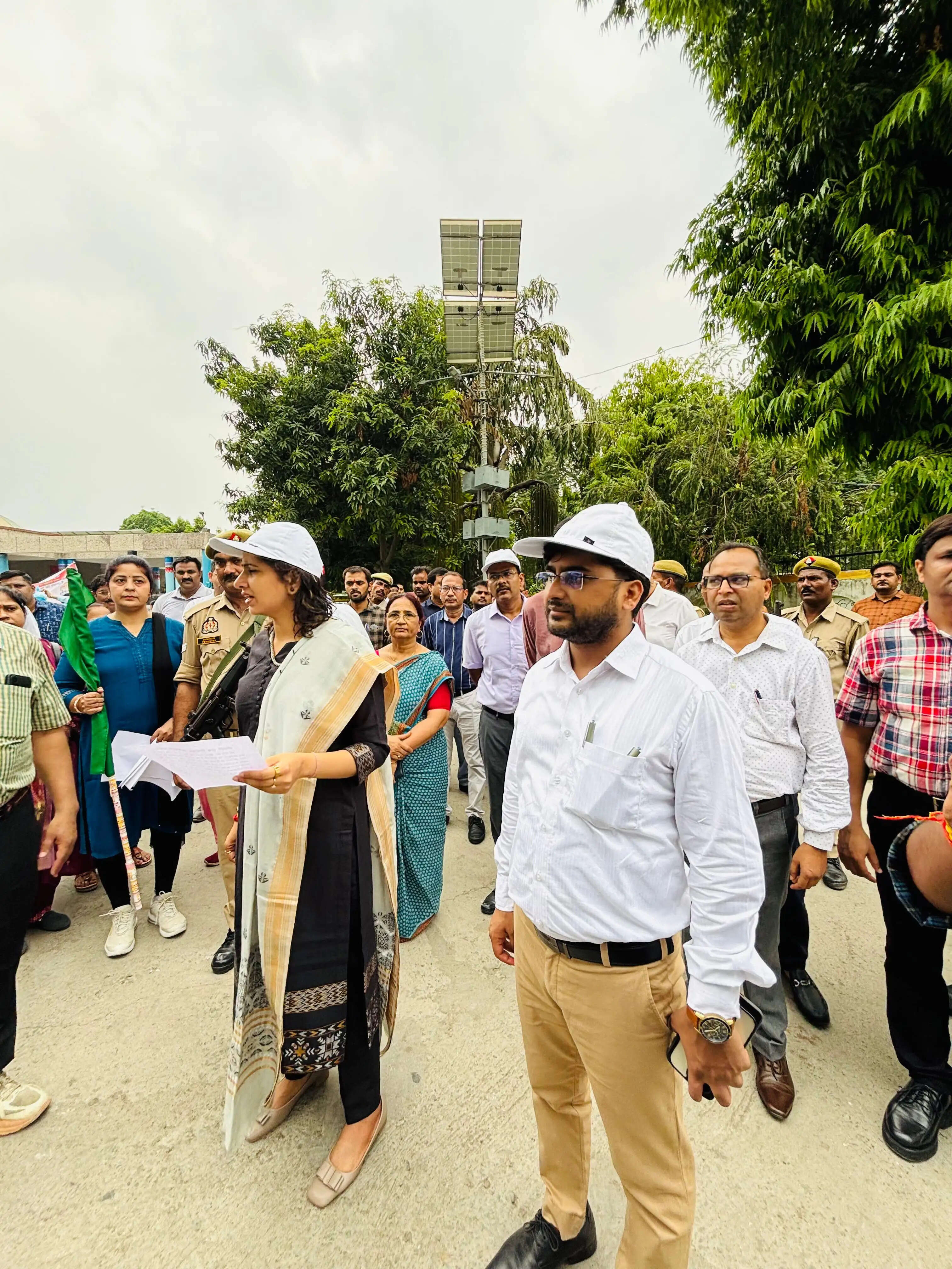 रैली को हरी झंडी दिखा डीएम ने किया स्कूल चलो अभियान का शुभारम्भ