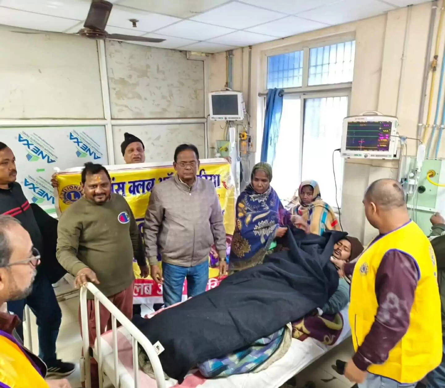 लायंस क्लब ने 45 जरूरतमंदों के बीच किया कंबल का वितरण