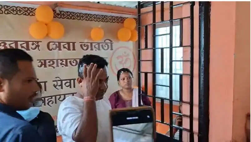 सेवा भारती केंद्र के कर्मचारियों पर अंडा फेंकने का विरोध