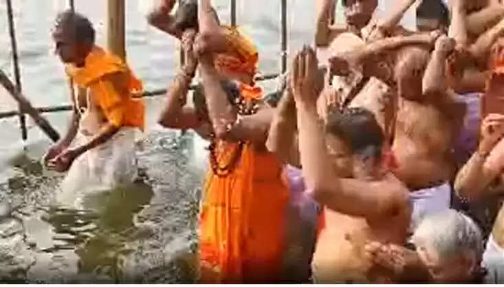 केरल कुंभ शुरू : तिरुनावया में नीला नदी तट पर दिखा आध्यात्मिक ऊर्जा और धार्मिक उल्लास का संगम