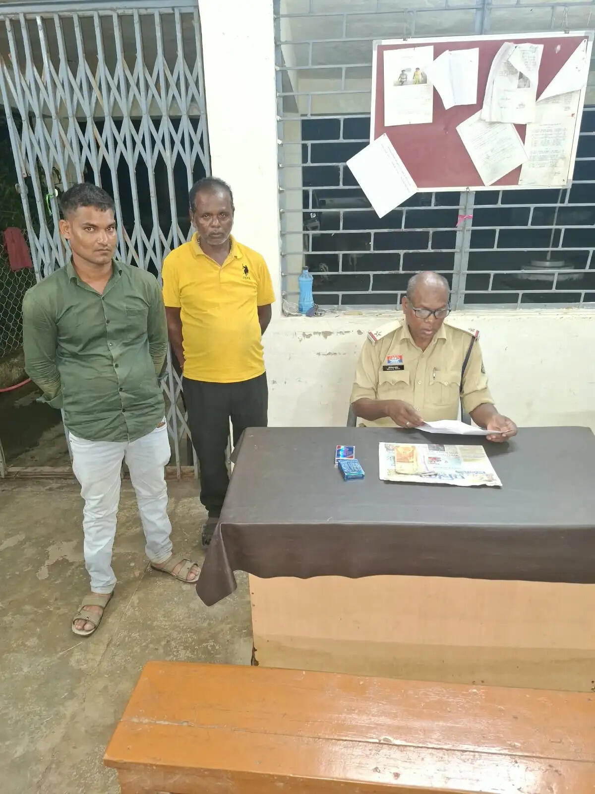 सारागांव में जुआ खेलते दो आरोपी गिरफ्तार, 2600 रुपये नकद जब्त