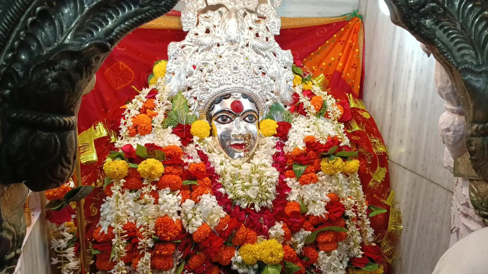 वाराणसी: शारदीय नवरात्रि के दूसरे दिन संयम, सदाचार की देवी ब्रम्हचारिणी के दरबार में उमड़ा आस्था का सैलाब