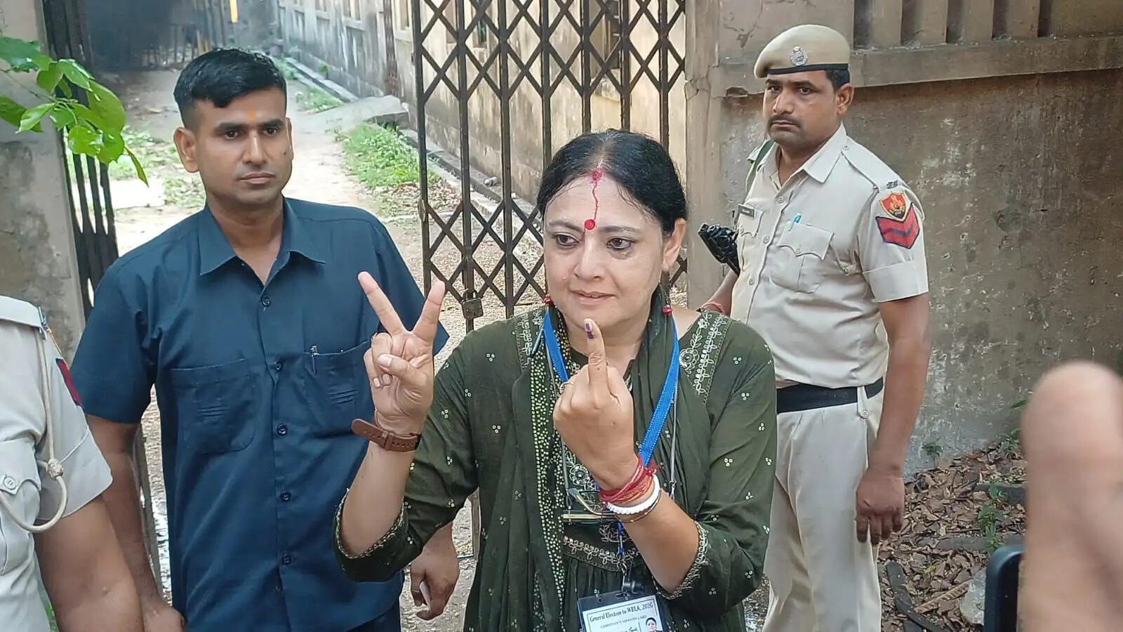 चुनाव 26 : पहले चरण में उम्मीदवारों ने डाले वोट, नेताओं ने शांतिपूर्ण मतदान और बदलाव का किया दावा