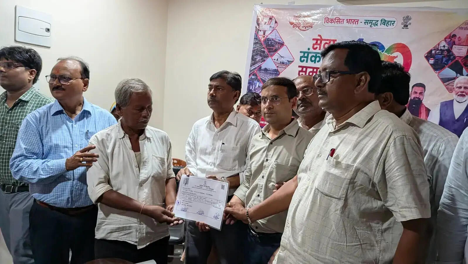 ठाकुरगंज में 29 भूमिहीन परिवारों को मिला बंदोबस्ती पर्चा