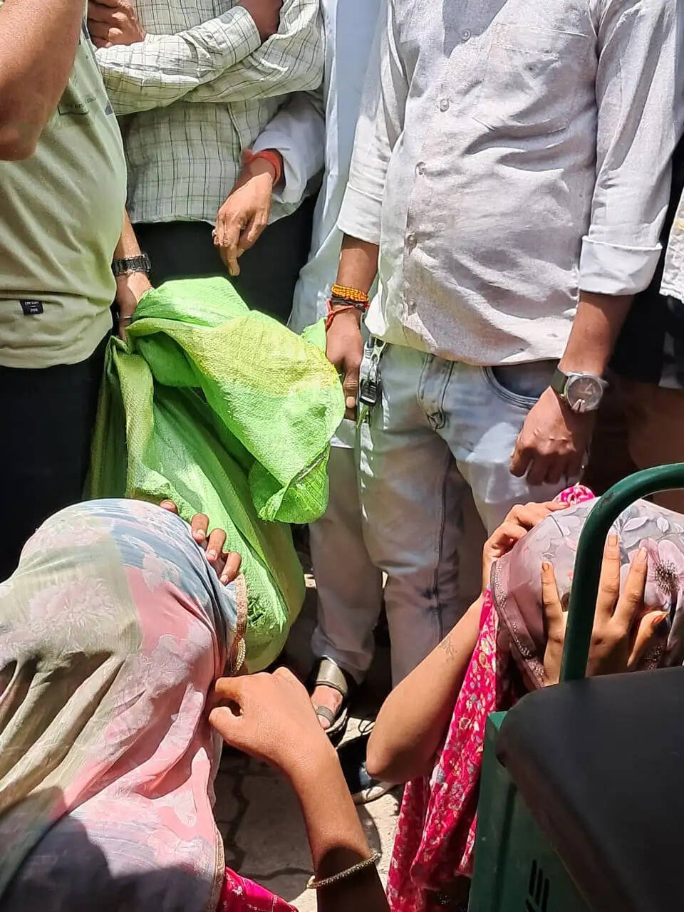 राजगढ़ः कपड़ा दुकान से 9 हजार की 6 साड़ियां चोरी, तीन महिलाएं पकड़ाई, दो फरार