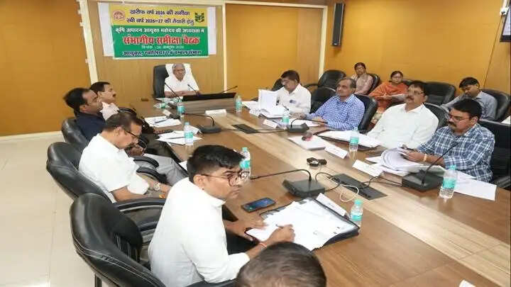 कम पानी में अधिक उत्पादन देने वाली फसलों के लिए किसानों को करें जागरूक: कृषि उत्पादन आयुक्त