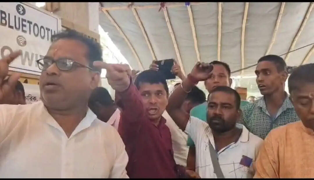 एगरा स्ट्रॉन्ग रूम के बाहर हंगामा, पुलिस पर पक्षपात का आरोप