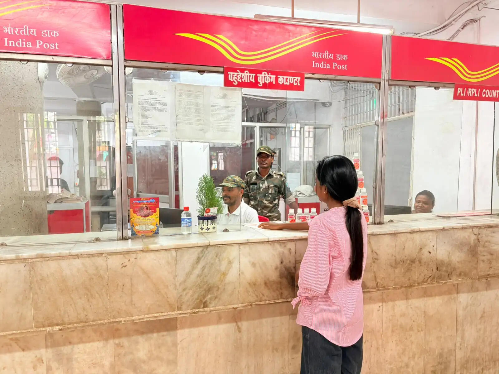 अवकाश के दिन भी डाकघरों में जारी रही राखी बुकिंग और डाक सेवा