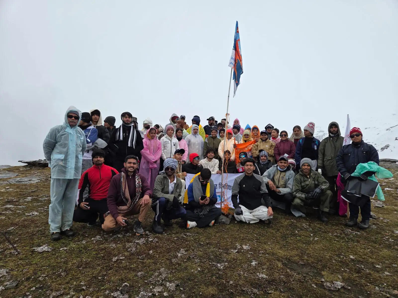 केंद्रीय संस्कृत विश्वविद्यालय के 51 सदस्यीय छात्र दल ने रोली-खोली हिमालय पर्वत पर किया ध्वजारोहण समारोह