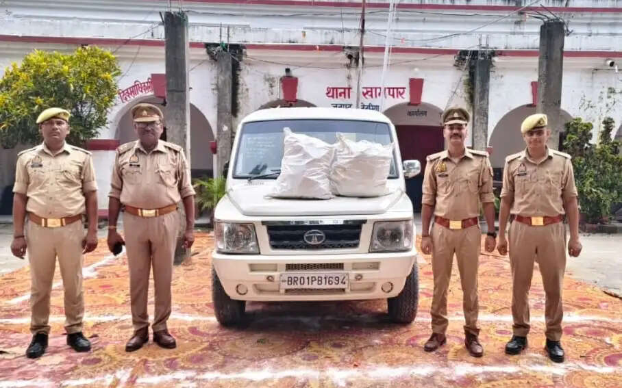देवरिया : फर्जी नंबर प्लेट लगी कार से अवैध अंग्रेजी शराब बरामद