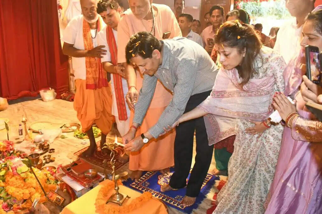 आयुक्त ने शंख ध्वनि में उत्कृष्ट प्रदर्शन करने वाली महिलाएं काे किया सम्मानित