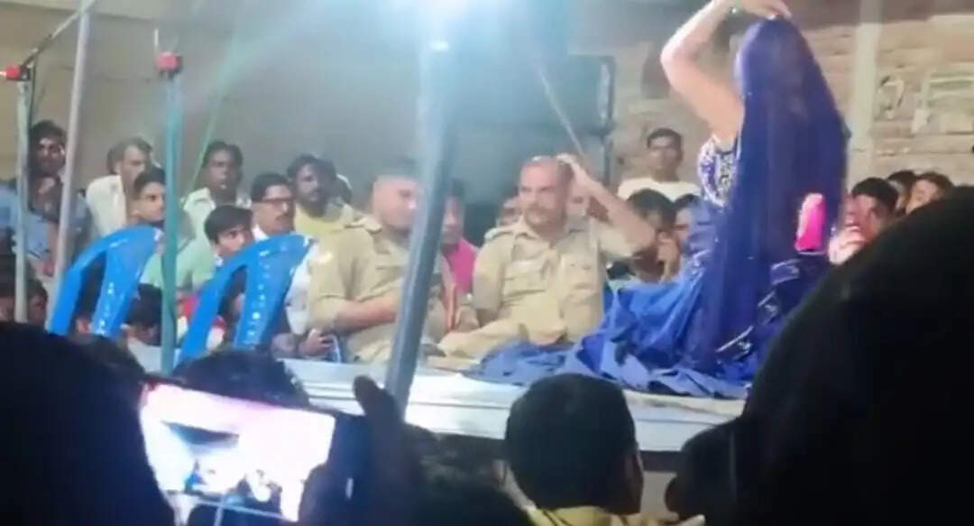 कौशांबी में बार बालाओं का नृत्य देखने वाले दो सिपाही लाइन हाजिर, वीडियो वायरल होने पर हुई कार्यवाही