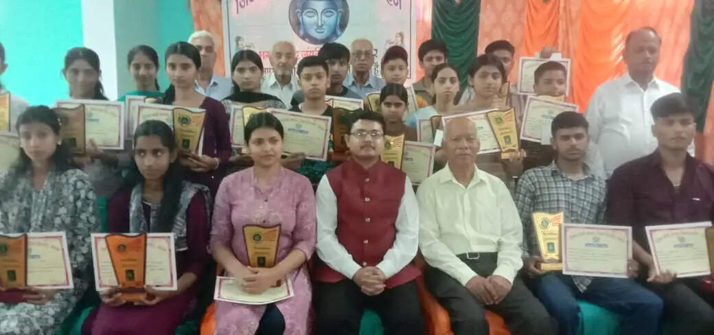 नाहन में बुद्ध जयंती पर सम्मान समारोह, छात्रों को किया गया सम्मानित