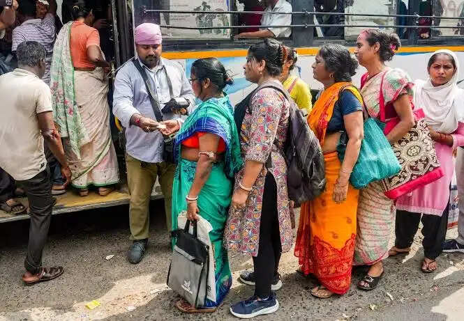 कोलकाता के 14 रूटों पर बढ़ाई गई सरकारी बस सेवा