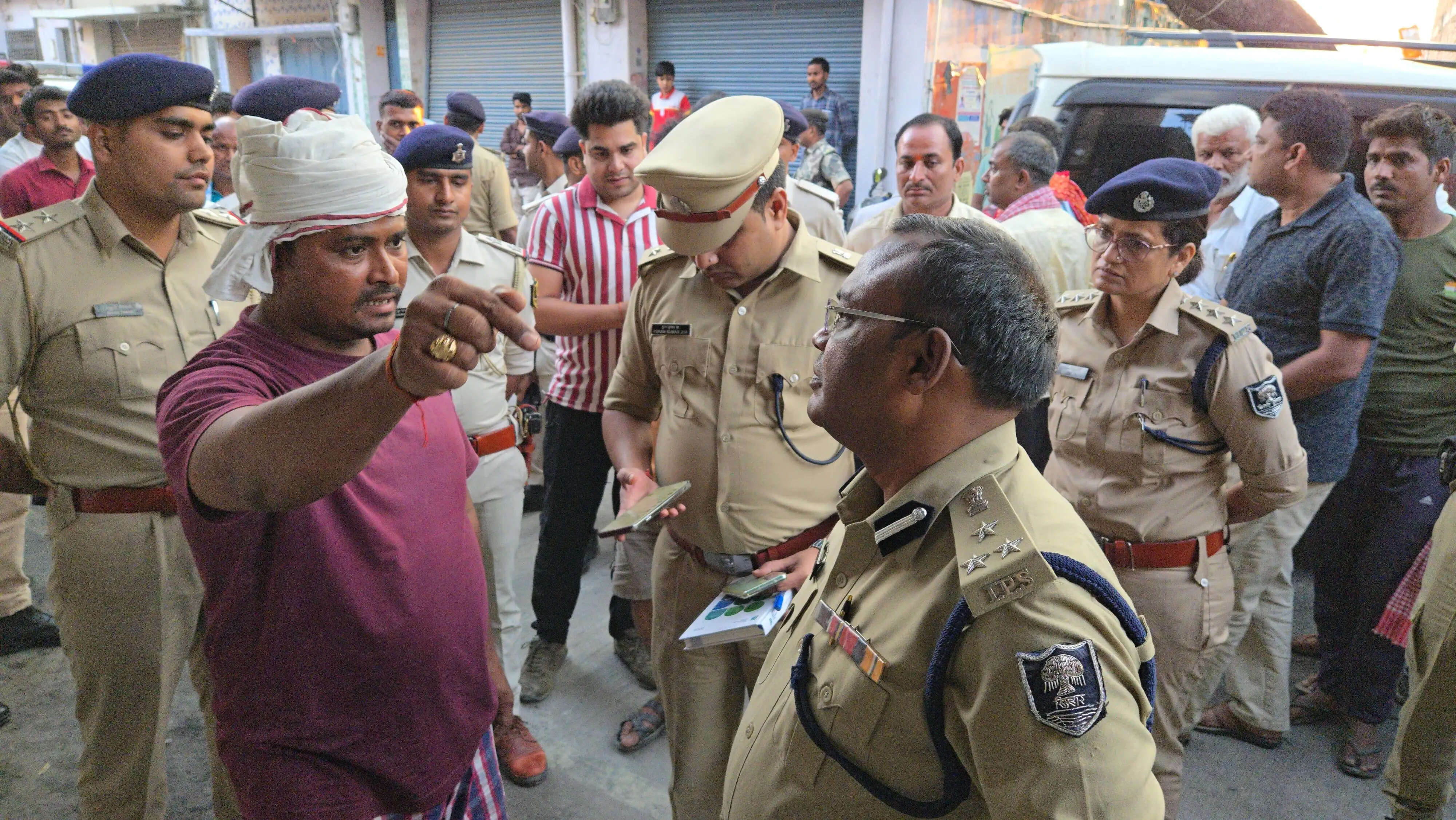 जामापुर लूटकांड स्थल पर पहुंचे डीआईजी, शीघ्र गिरफ्तारी का दिया निर्देश