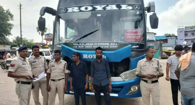 गीदम पुलिस ने स्कूली बसों व वाहनों की जांच, दिए निर्देश