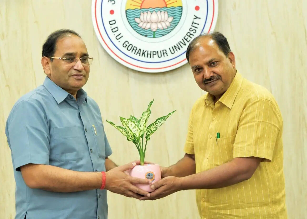 डीडीयू की एंटी रैगिंग कमेटी में शामिल हाेगा युवा चेतना समिति का प्रतिनिधि, कुलपति से की चर्चा