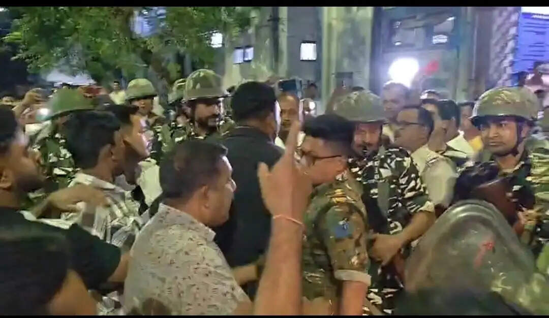 पोस्टर विवाद, भिड़े टीएमसी-बीजेपी कार्यकर्ता