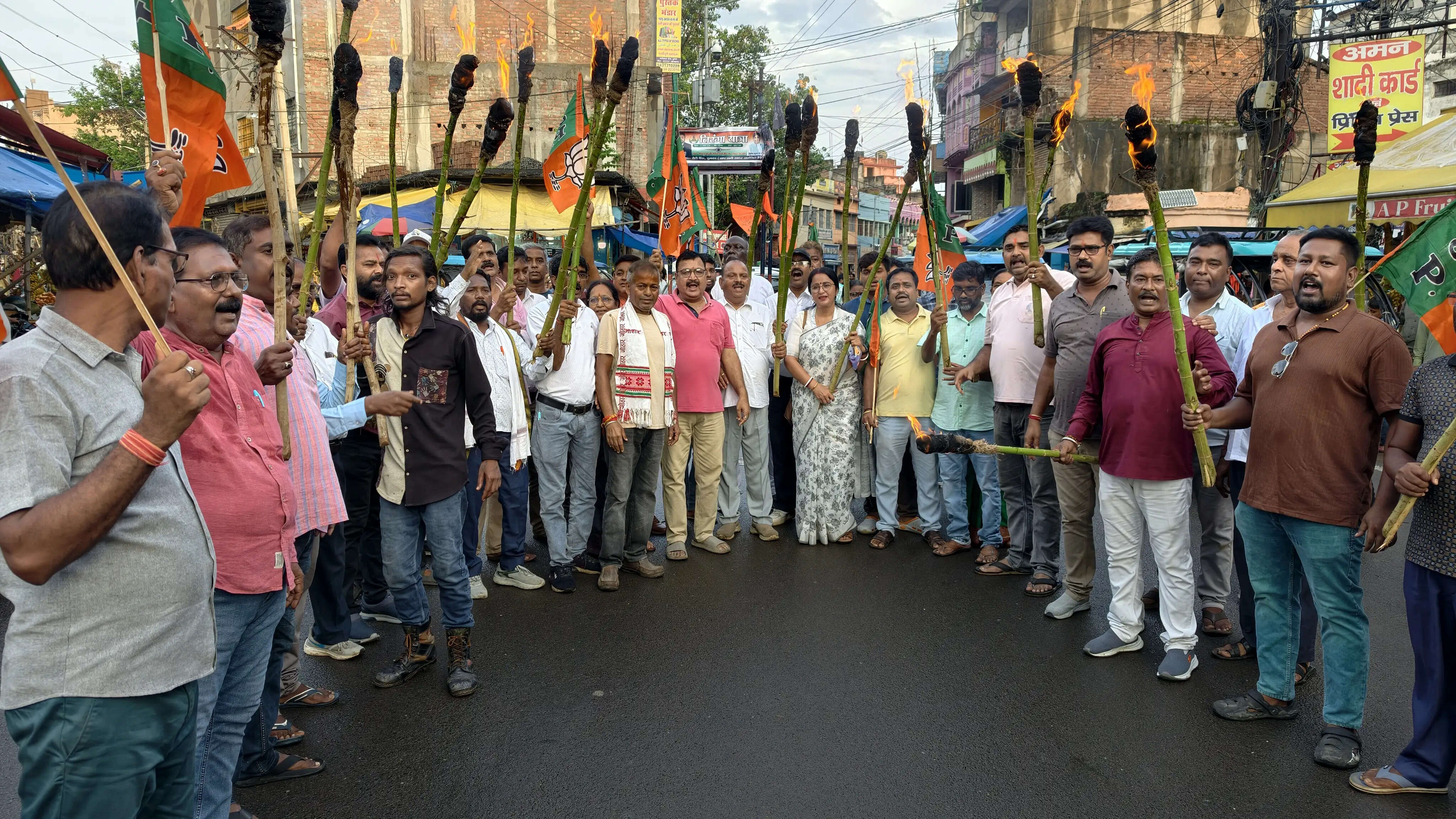जेएसएससी और जेपीएससी पेपर लीक के विरोध में भाजपा ने निकाला मशाल जुलूस&nbsp;