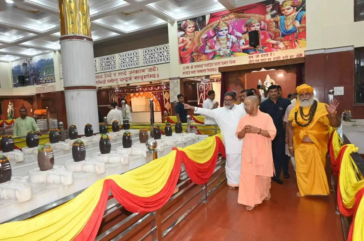 मुख्यमंत्री योगी आदित्यनाथ ने श्री काशी विश्वनाथ और कालभैरव मंदिर में लगाई हाजिरी