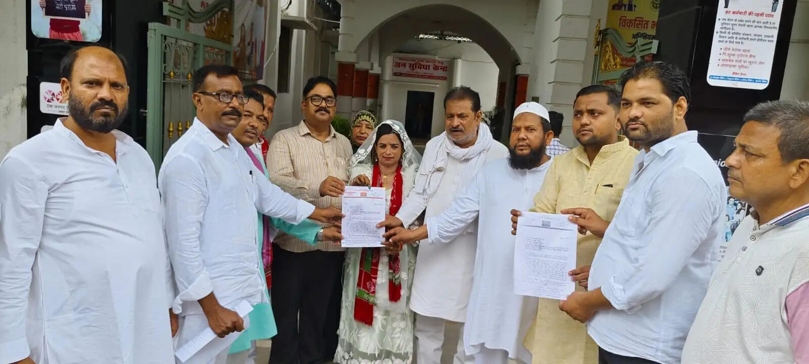 जौहर विश्व विद्यालय के 38 भवनों के प्रस्तावित ध्वस्तीकरण पर रोक की मांग, राज्यपाल के नाम डीएम को सौंपा ज्ञापन