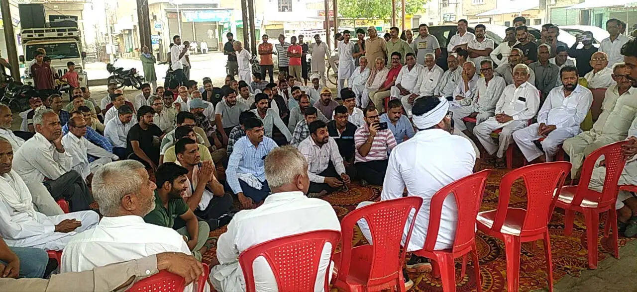 सिरसा: चाेरी की घटनाओं के खिलाफ ग्रामीणों ने दिया धरना, दुकानें रखी बंद