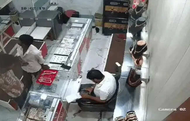 सोनीपत: ग्राहक बनकर आए बदमाशों ने ज्वैलरी शाॅप से चांदी लूटी, एक काबू