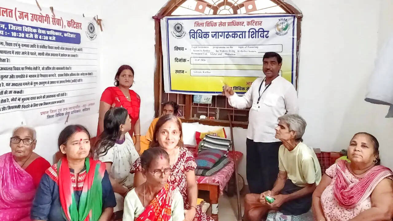 वृद्धाश्रम में रह रहे बुजुर्गों को मिला कानून का संबल, अधिकारों के प्रति किया गया जागरूक