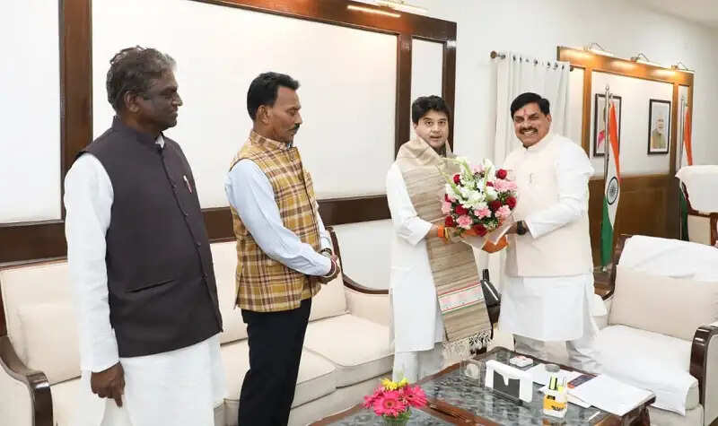 मप्र के मुख्यमंत्री डॉ. यादव से मिले केंद्रीय मंत्री ज्योतिरादित्य सिंधिया