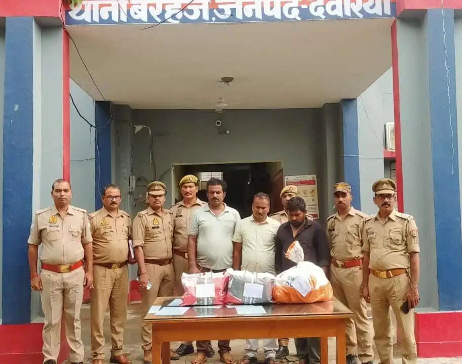 देवरिया : डेढ़ लाख के गांजे के साथ तीन आराेपित गिरफ्तार