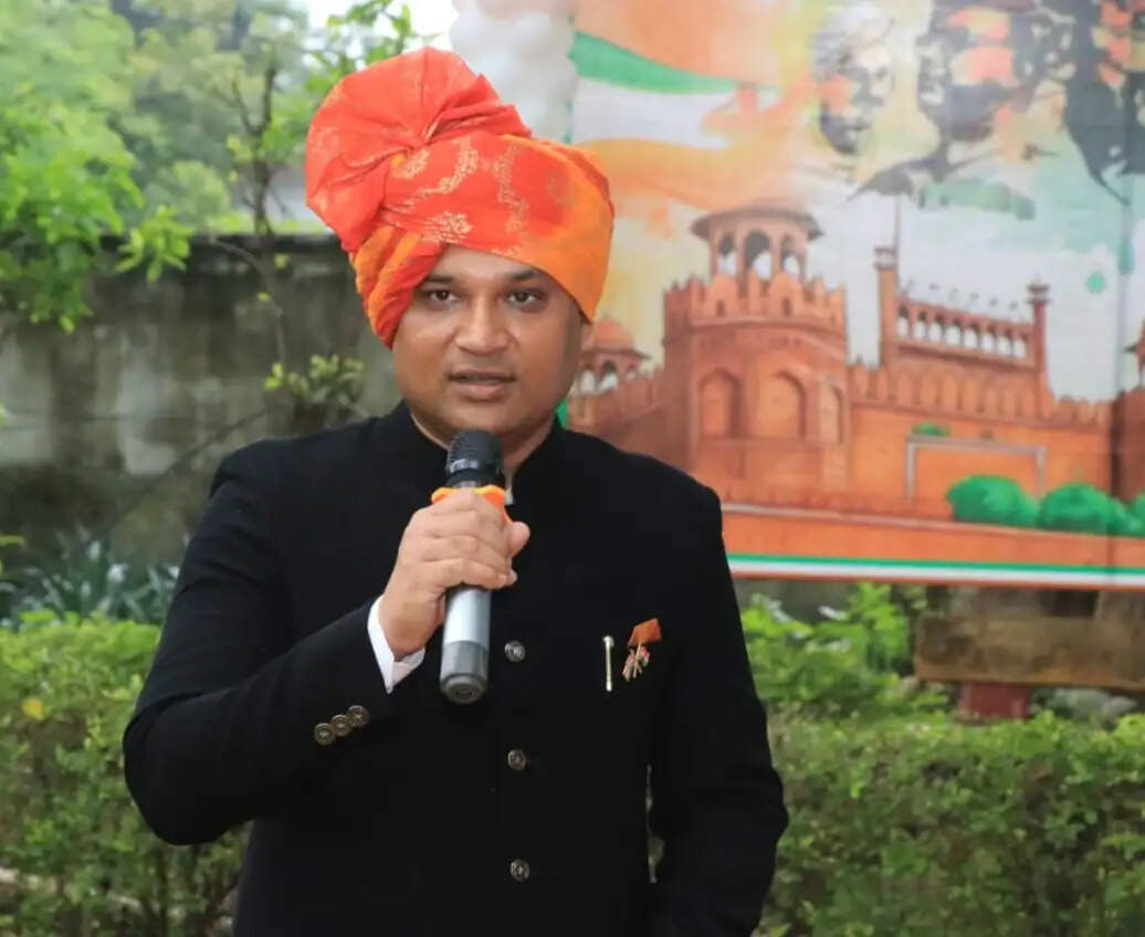झाबुआ: स्वाधीनता दिवस पर कलेक्टर कार्यालय में फहराया गया राष्ट्रीय ध्वज