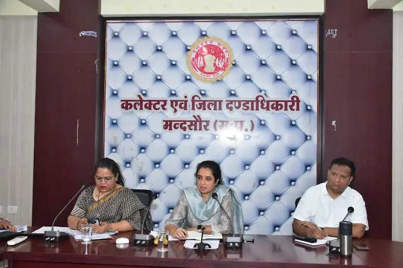 मंदसौरः साप्ताहिक अंतर विभागीय समीक्षा बैठक संपन्न
