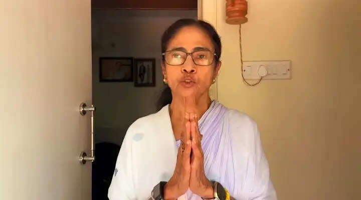 ममता बनर्जी ने की कार्यकर्ताओं से काउंटिंग सेंटर न छोड़ने की अपील, गड़बड़ी का आरोप
