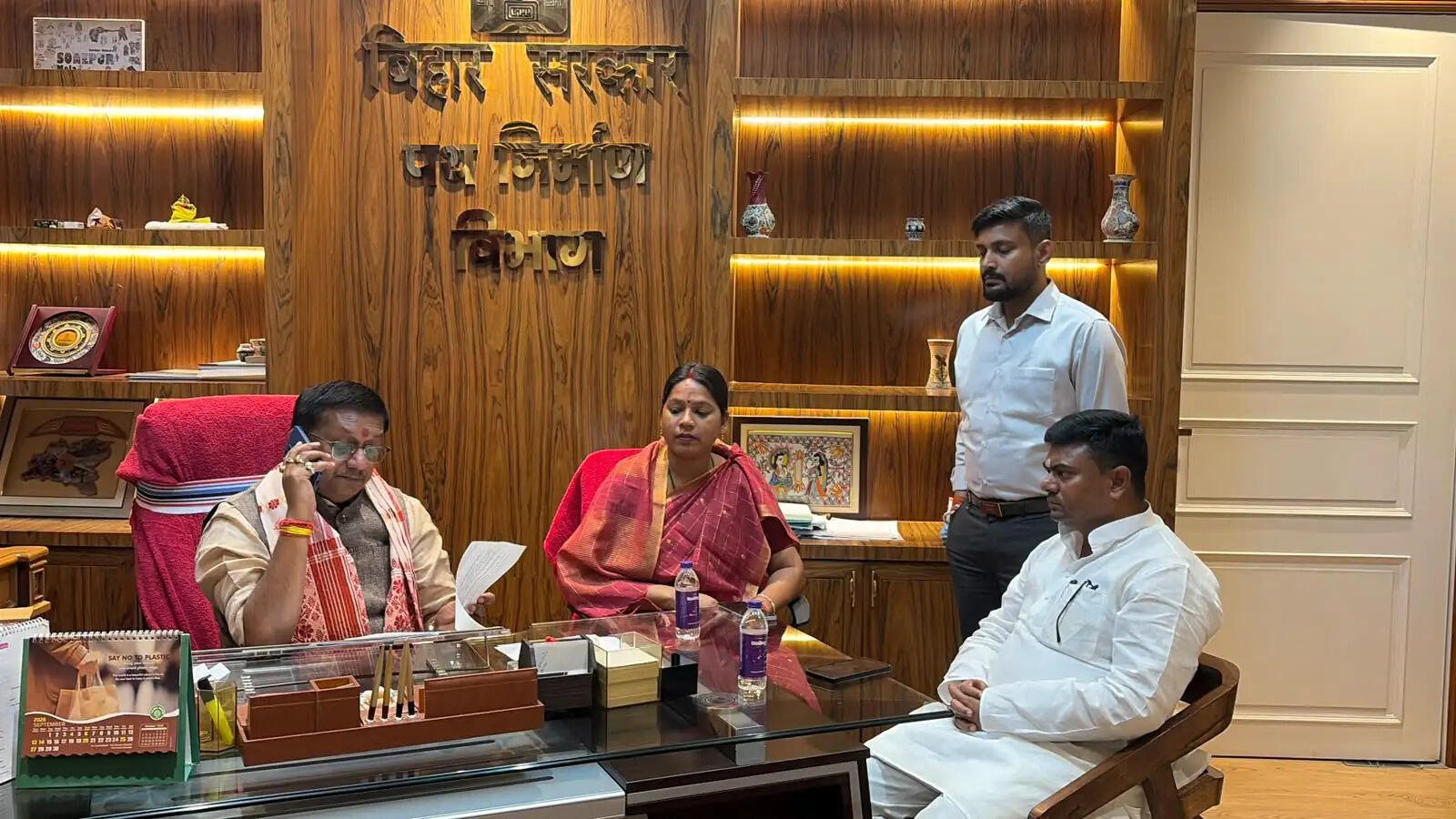छपरा विधायक ने ब्रह्मपुर-बिशुनपुरा पथ की बदहाली पर पथ निर्माण मंत्री को सौपा पत्र