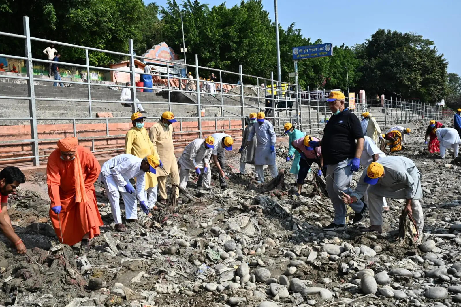 गंगा घाटों की सफाई में जुटे प्रेमनगर आश्रम के स्वयंसेवक