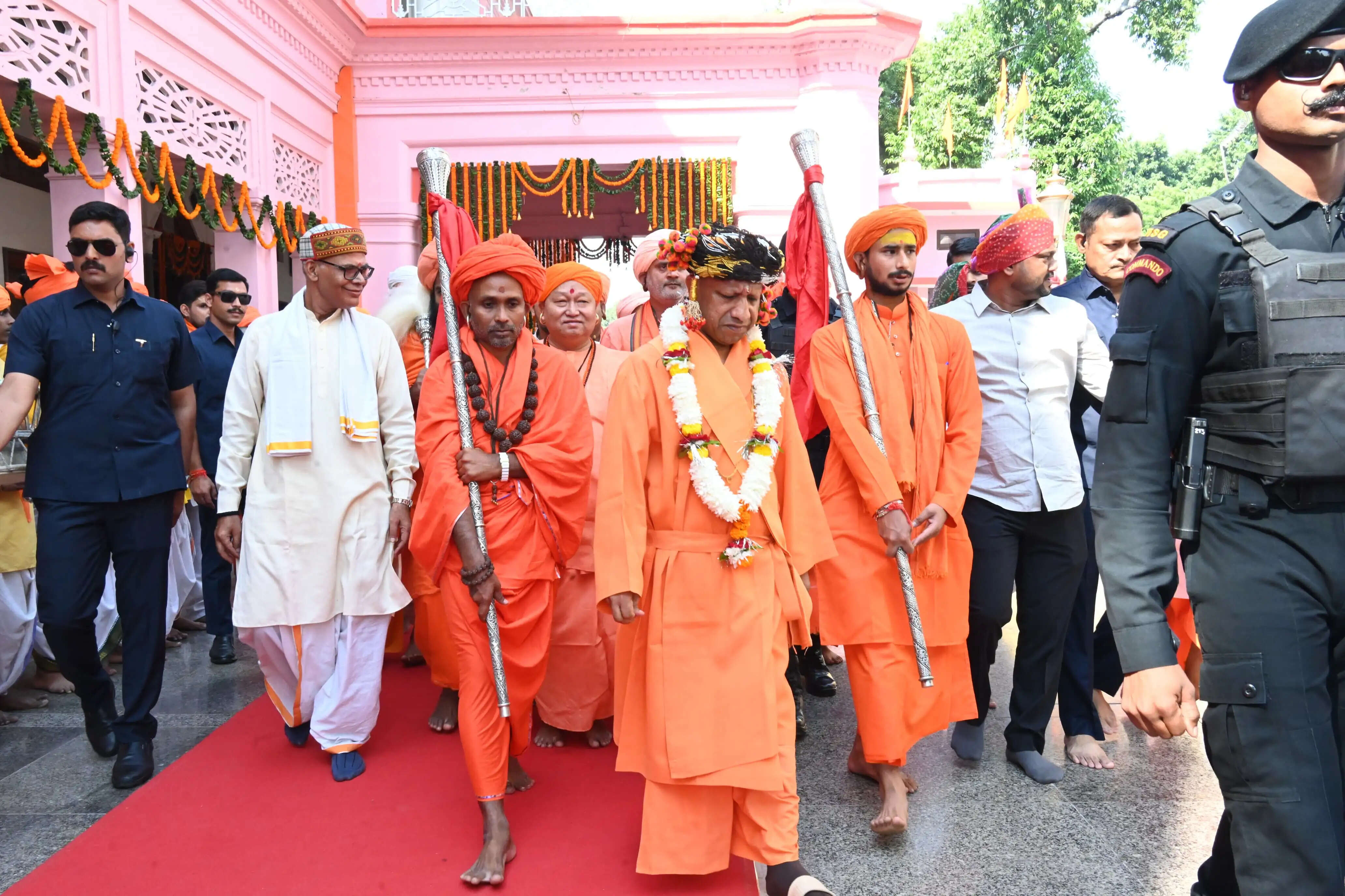 दिव्य आभा के साथ निकली गोरक्षपीठाधीश्वर की विजयादशमी शोभायात्रा
