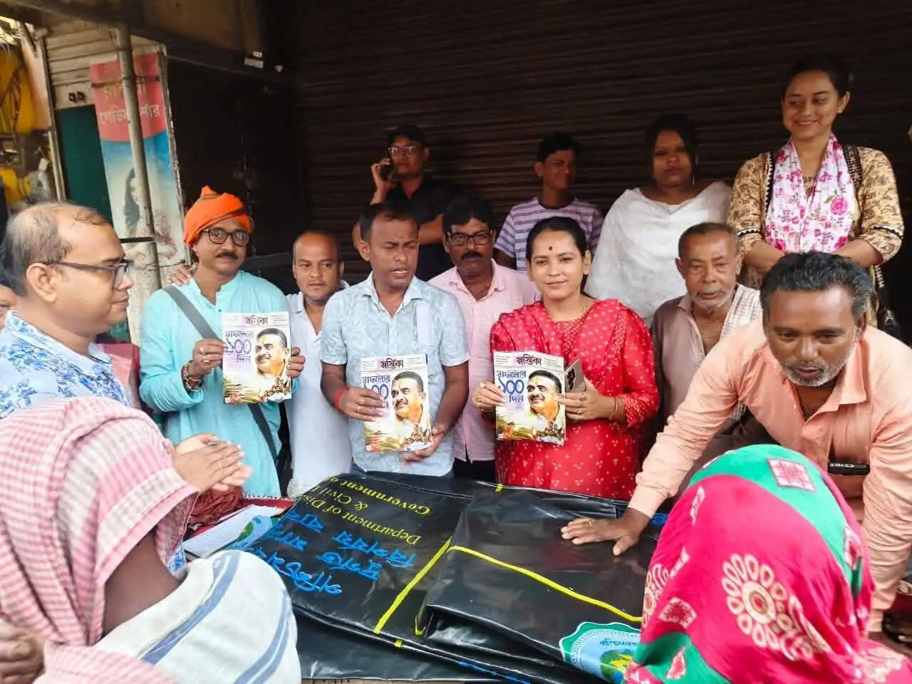बलागढ़ में प्रभावित परिवारों के बीच मंत्री सुमना सरकार ने बांटे तिरपाल