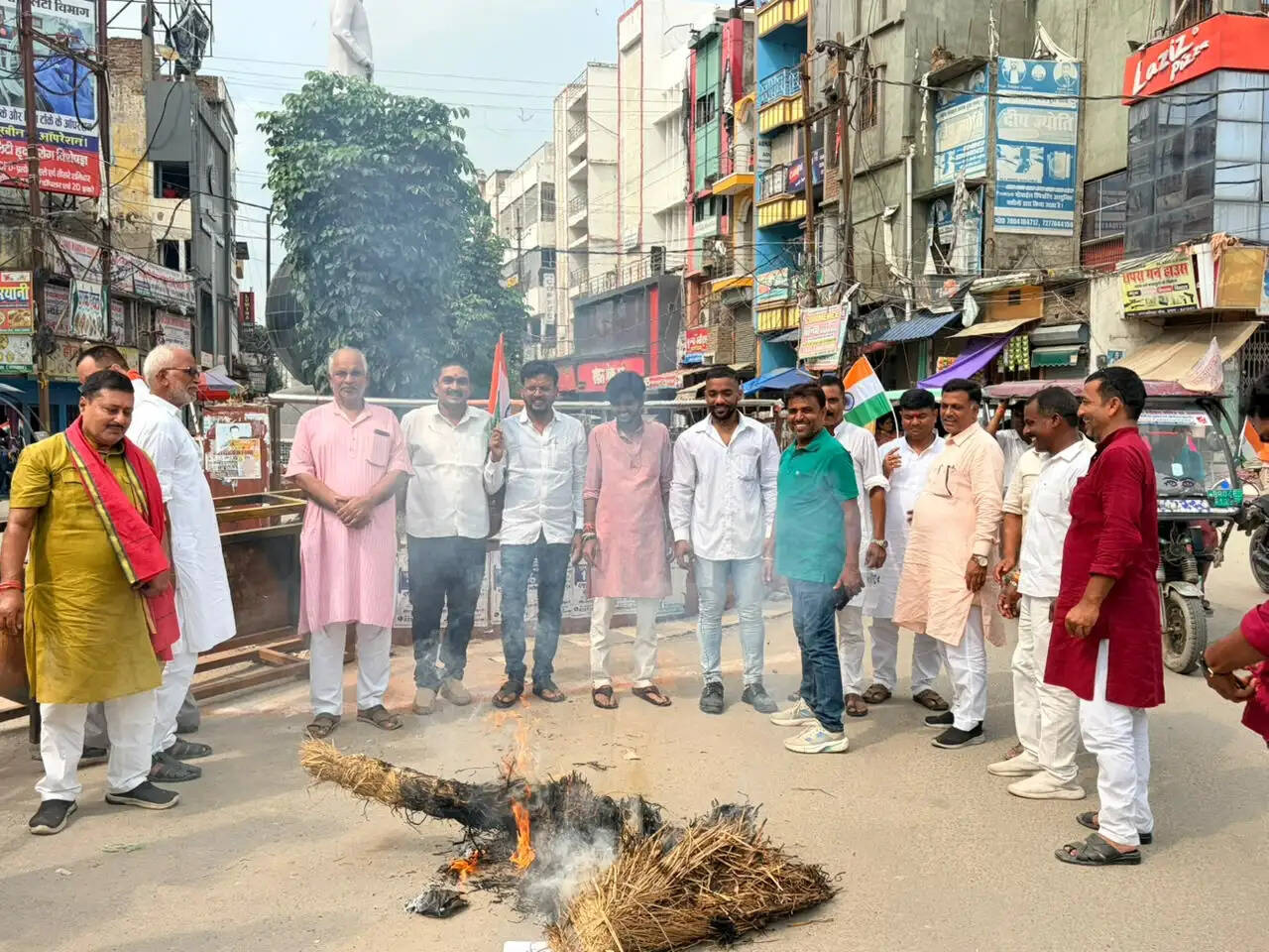 कांग्रेस मुख्यालय में वंदे मातरम के अपमान के विरोध में भाजयुमो ने फूंका राहुल गांधी का पुतला