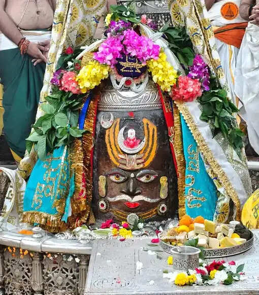 उज्जैन:&nbsp;भांग-चंदन और रजत आभूषणों से सजे महाकाल, भस्म अर्पण के बाद दिए साकार स्वरूप में दर्शन