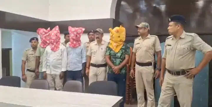 मुर्शिदाबाद जिले में मिला हथियारों का जखीरा,