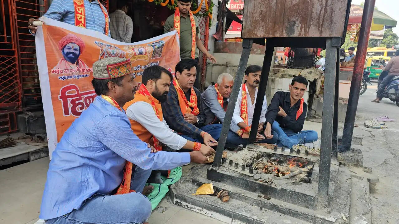 बंगाल में ‘सनातनी सरकार’ की कामना को लेकर हवन