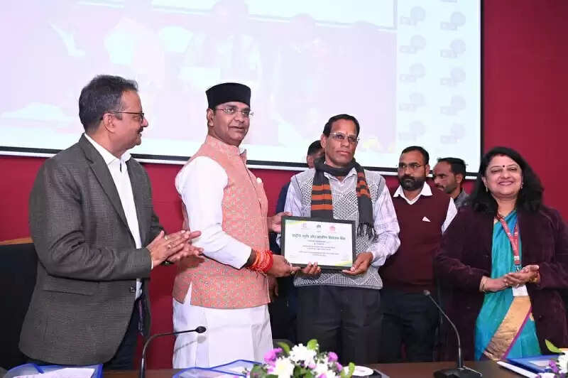 भोपाल: सहकारिता सम्मेलन में उत्कृष्ट काम करने वाली प्राथमिक कृषि साख समितियां हुईं सम्मानित