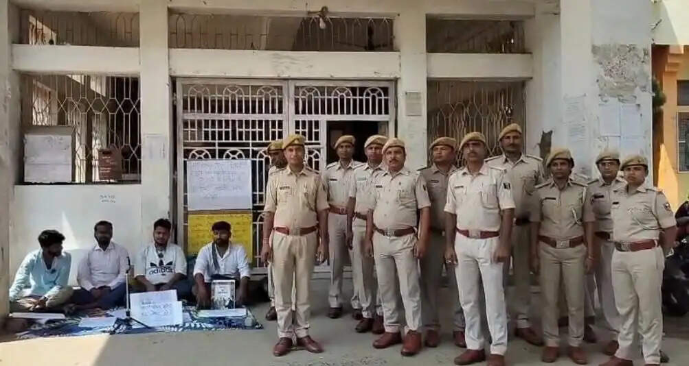 रजिस्ट्रेशन नंबर जारी नहीं होने से छात्र का आमरण अनशन