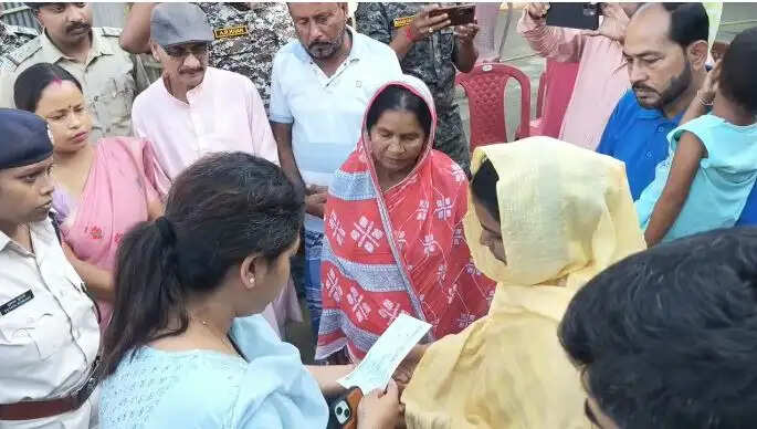 ड्यूटी के दौरान जान गंवाने वाले सिविक वालंटियर के परिवार को पांच लाख रुपये की सहायता