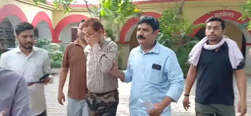 लखीमपुर खीरी में एंटी करप्शन टीम की कार्रवाई : डीएफओ नॉर्थ का बाबू 12 हजार की घूस लेते रंगे हाथ गिरफ्तार