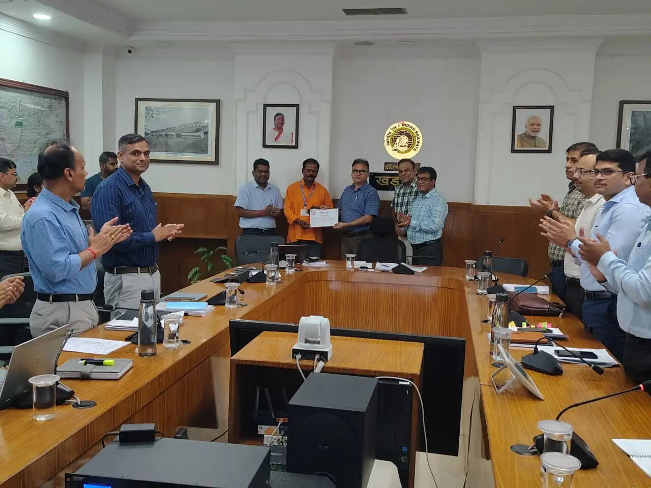 सतर्कता के लिए खड़गपुर मंडल के कीमैन को नकद पुरस्कार और प्रशस्ति पत्र