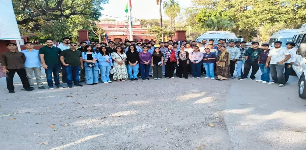 चार दिवसीय शैक्षणिक टूर शुरू : फील्ड सर्वे व ट्रेकिंग के जरिए छात्र सीखेंगे भौगोलिक पहलू