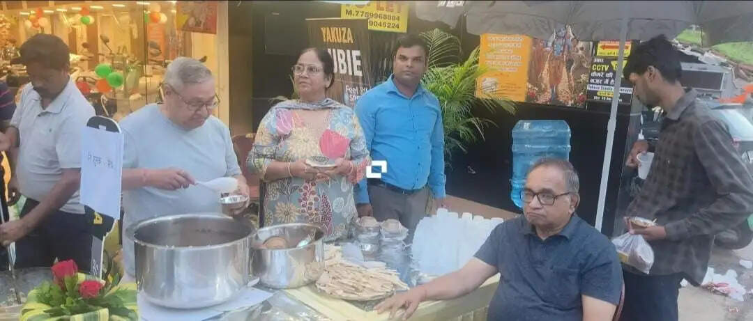 सावन के तीसरी सोमवारी पर श्रद्धालुओं में प्रसाद का वितरण