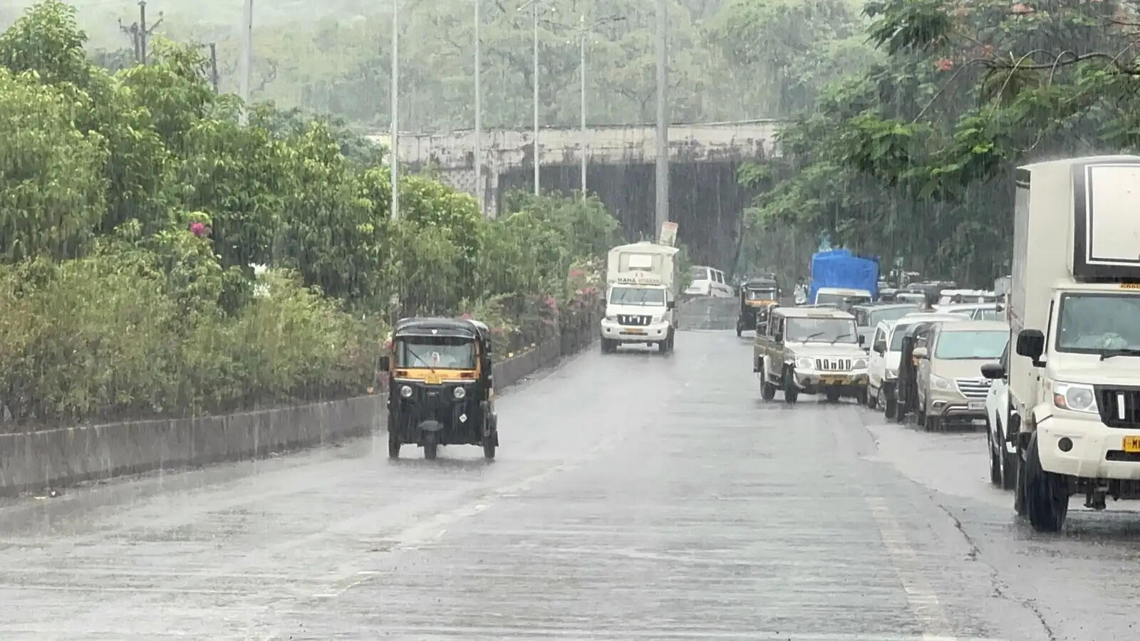 मुंबई में मानसून की दमदार एंट्री, बारिश से लोगों को राहत